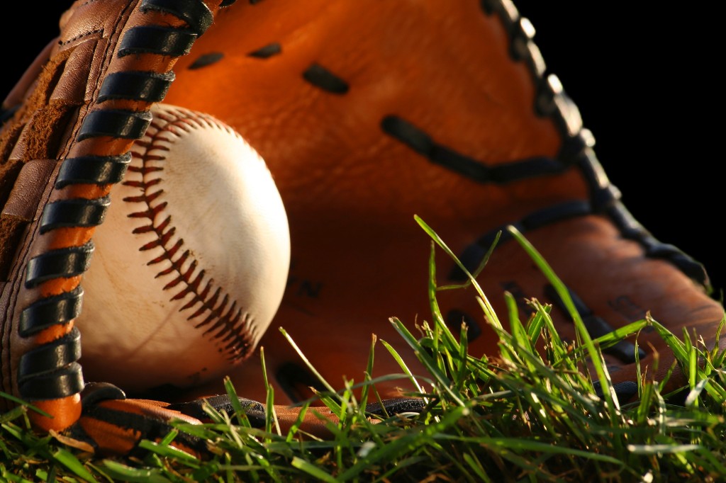 Baseball rukavica s loptom u travi
